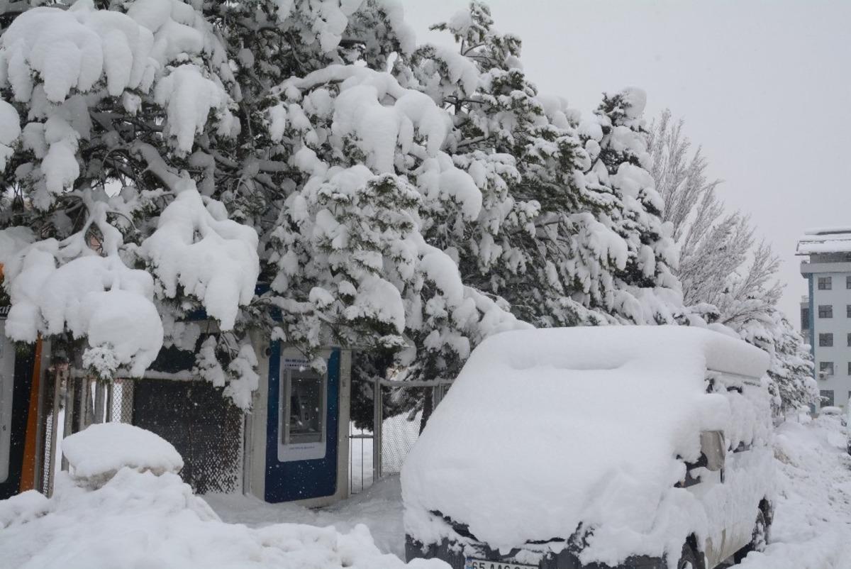 Hakkari&rsquo;de ara&ccedil;lar kara g&ouml;m&uuml;ld&uuml;