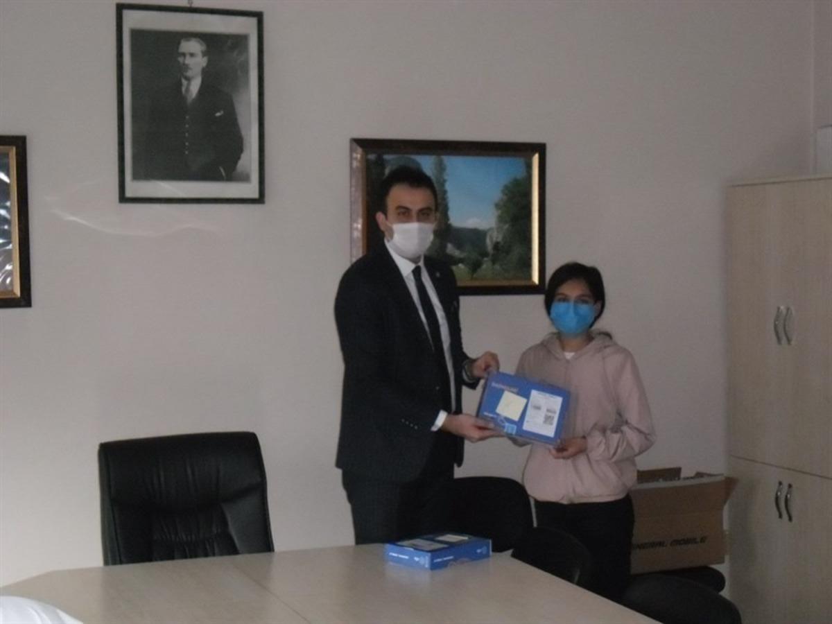 Uzaktan eğitime katılabilmeleri i&ccedil;in &ouml;ğrencilere tablet dağıtıldı