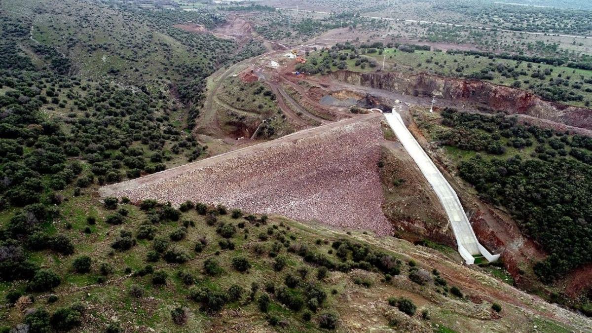 Aliağalı &uuml;reticilerin sabırsızlıkla beklediği Kalabak Barajı&rsquo;nın g&ouml;vde dolgusu tamamlandı