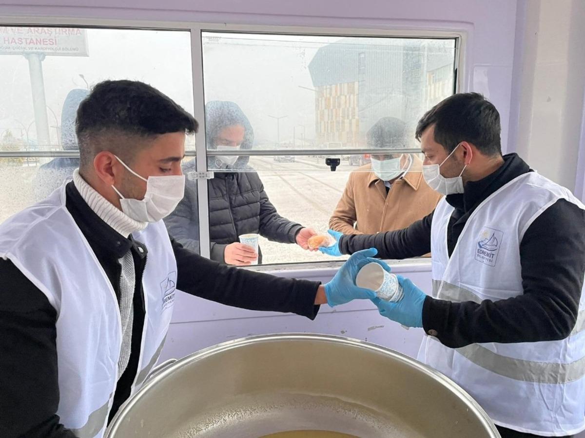 Edremit Belediyesinden vatandaşların i&ccedil;ini ısıtan ikram