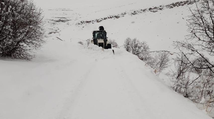 Tunceli&rsquo;de kapalı bulunan 42 k&ouml;y yolunu a&ccedil;ma &ccedil;alışması s&uuml;r&uuml;yor
