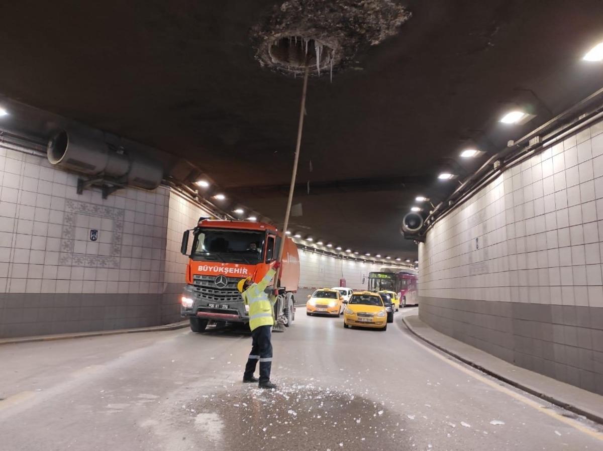 Başkent&rsquo;te tehlike oluşturan buz sarkıtları temizleniyor