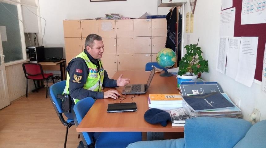 Kula İlçe Jandarma Komutanlığı’ndan çevrimiçi trafik eğitimi