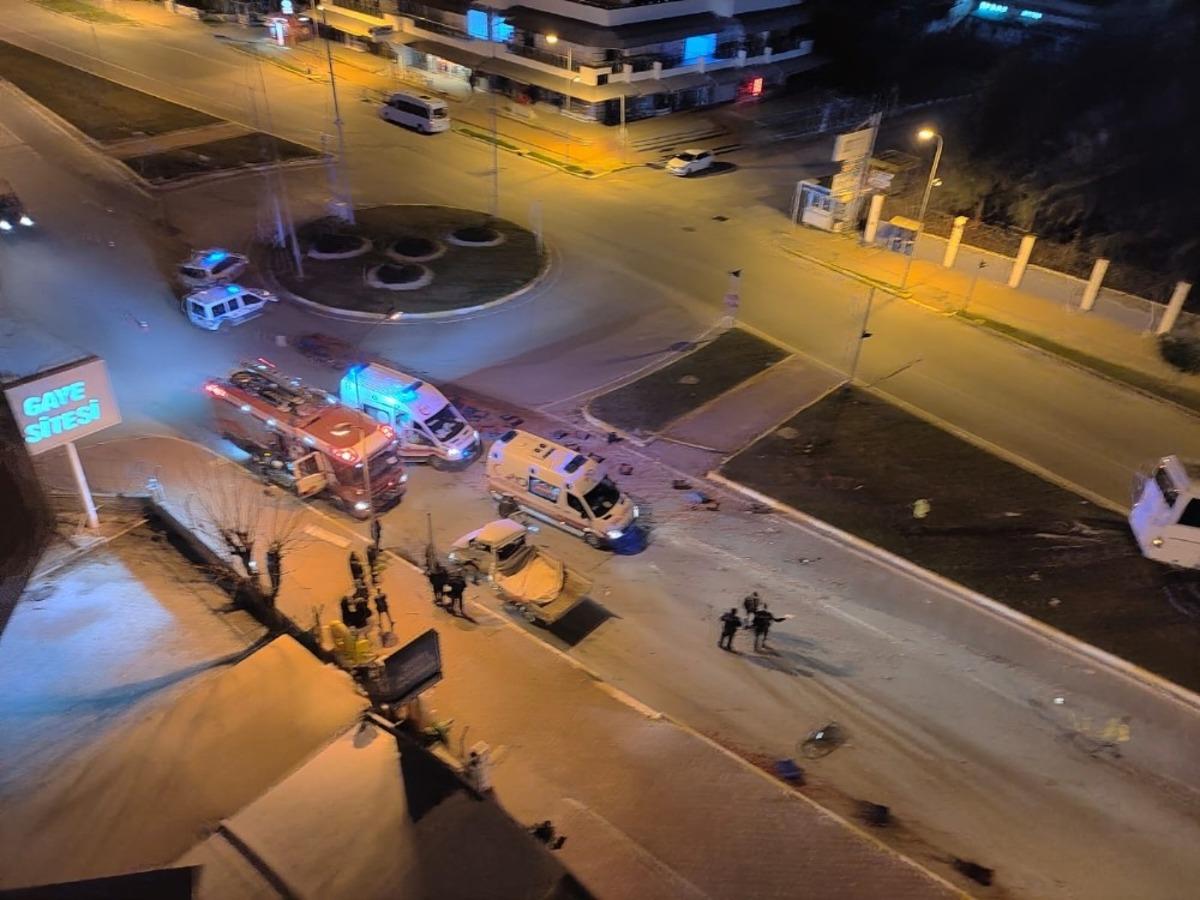 Antalya&rsquo;da domates y&uuml;kl&uuml; kamyonet otob&uuml;sle &ccedil;arpıştı: 1 &ouml;l&uuml;,2 yaralı
