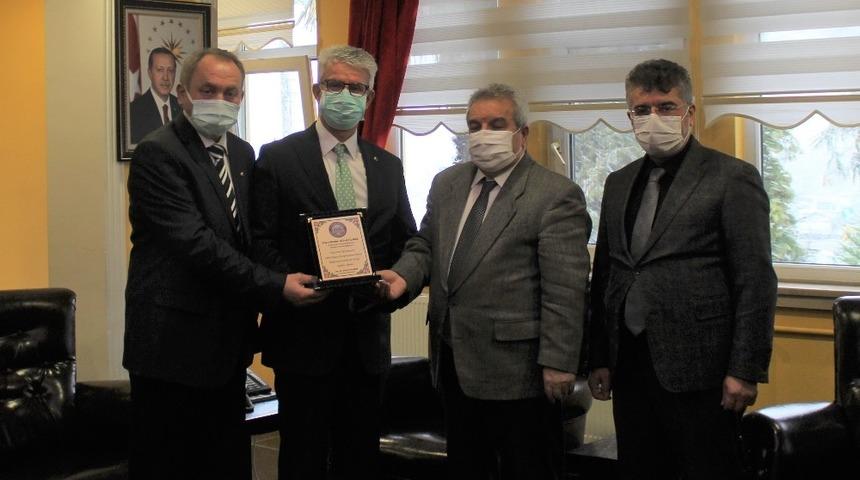 Eğitime tablet desteğine teşekk&uuml;r plaketi