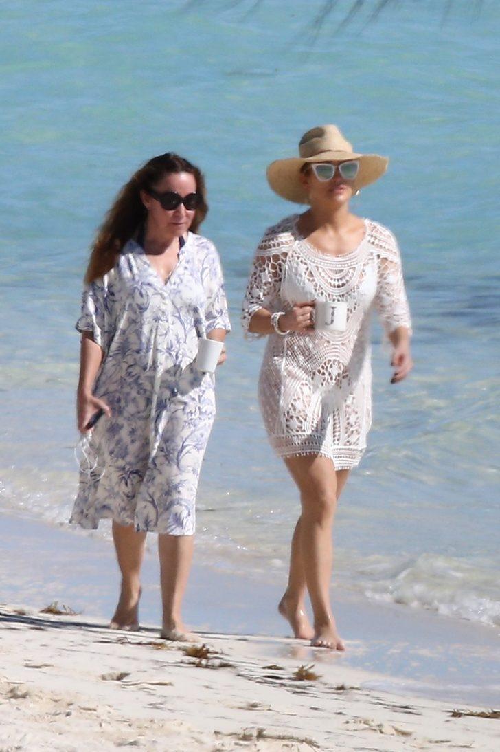 51 yaşındaki Jennifer Lopez bikinili pozlarıyla genç kızlara taş çıkarttı G5