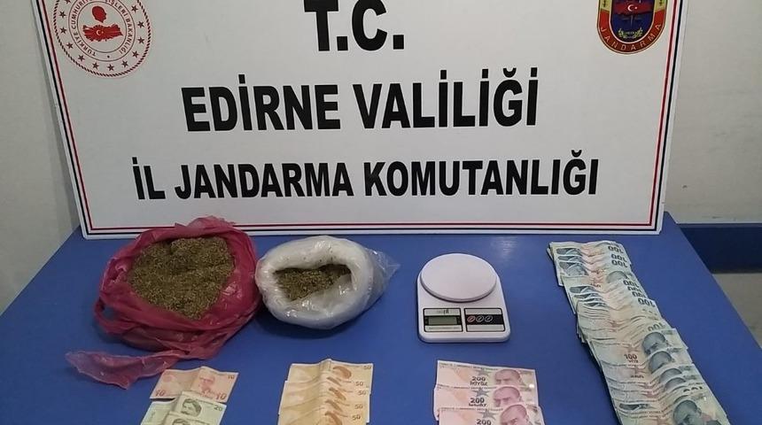 Edirne&rsquo;de ehliyetsiz s&uuml;r&uuml;c&uuml;n&uuml;n aracından uyuşturucu &ccedil;ıktı