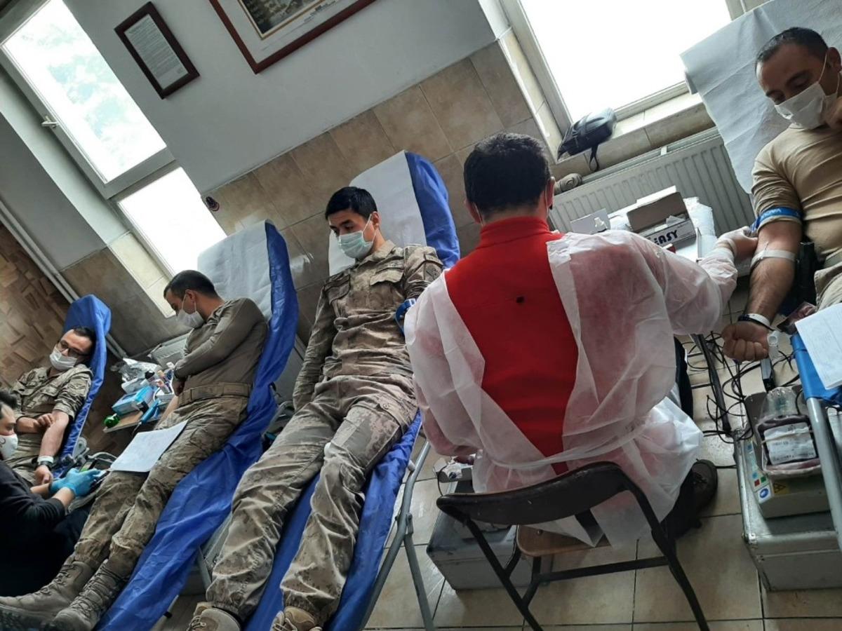 G&ouml;le il&ccedil;e Jandarmadan Kızılay&rsquo;a kan bağışı