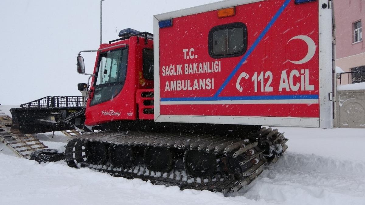K&ouml;yde mahsur kalan hasta kadın paletli ambulansla kurtarıldı