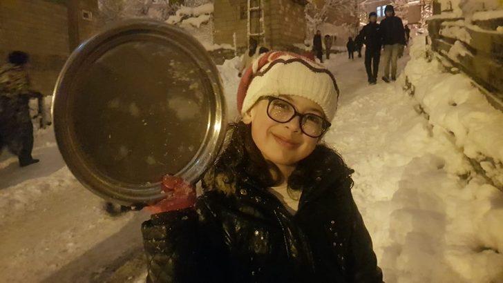 Hakkari’de poşet ve tepsiyle kayak keyfi G1