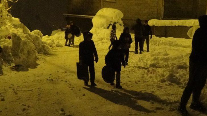 Hakkari’de poşet ve tepsiyle kayak keyfi G2