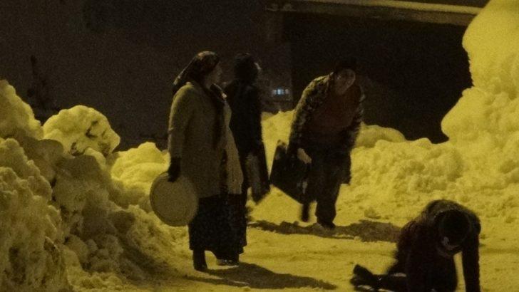 Hakkari’de poşet ve tepsiyle kayak keyfi G3