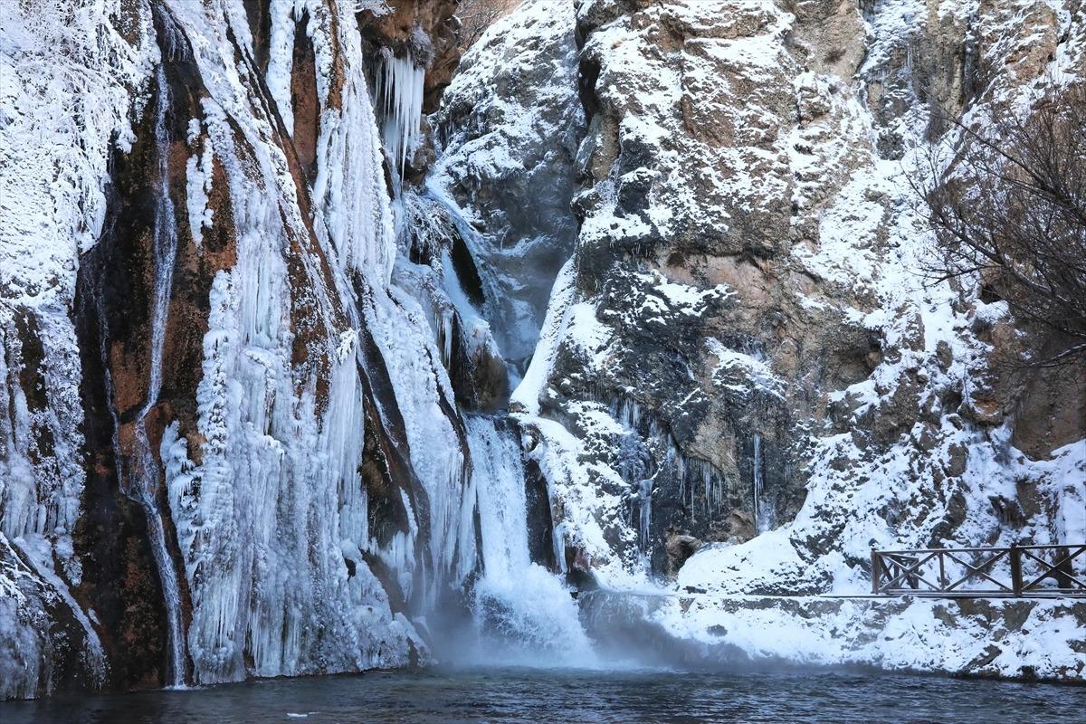 G&uuml;npınar Şelalesi kısmen dondu