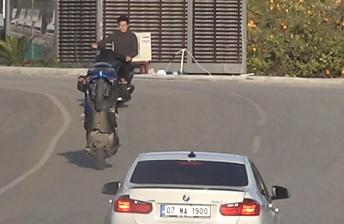Motosikletli grubun trafikte &ouml;l&uuml;me davetiye &ccedil;ıkardığı anlar cezasız kalmadı