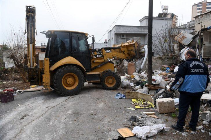 Mersin'de 10 yıldır atık biriktirilen "çöp ev" temizlendi G1