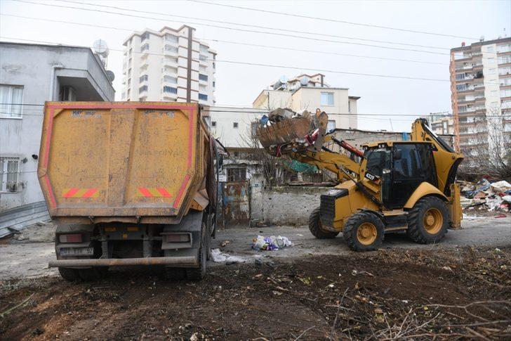 Mersin'de 10 yıldır atık biriktirilen "çöp ev" temizlendi G2