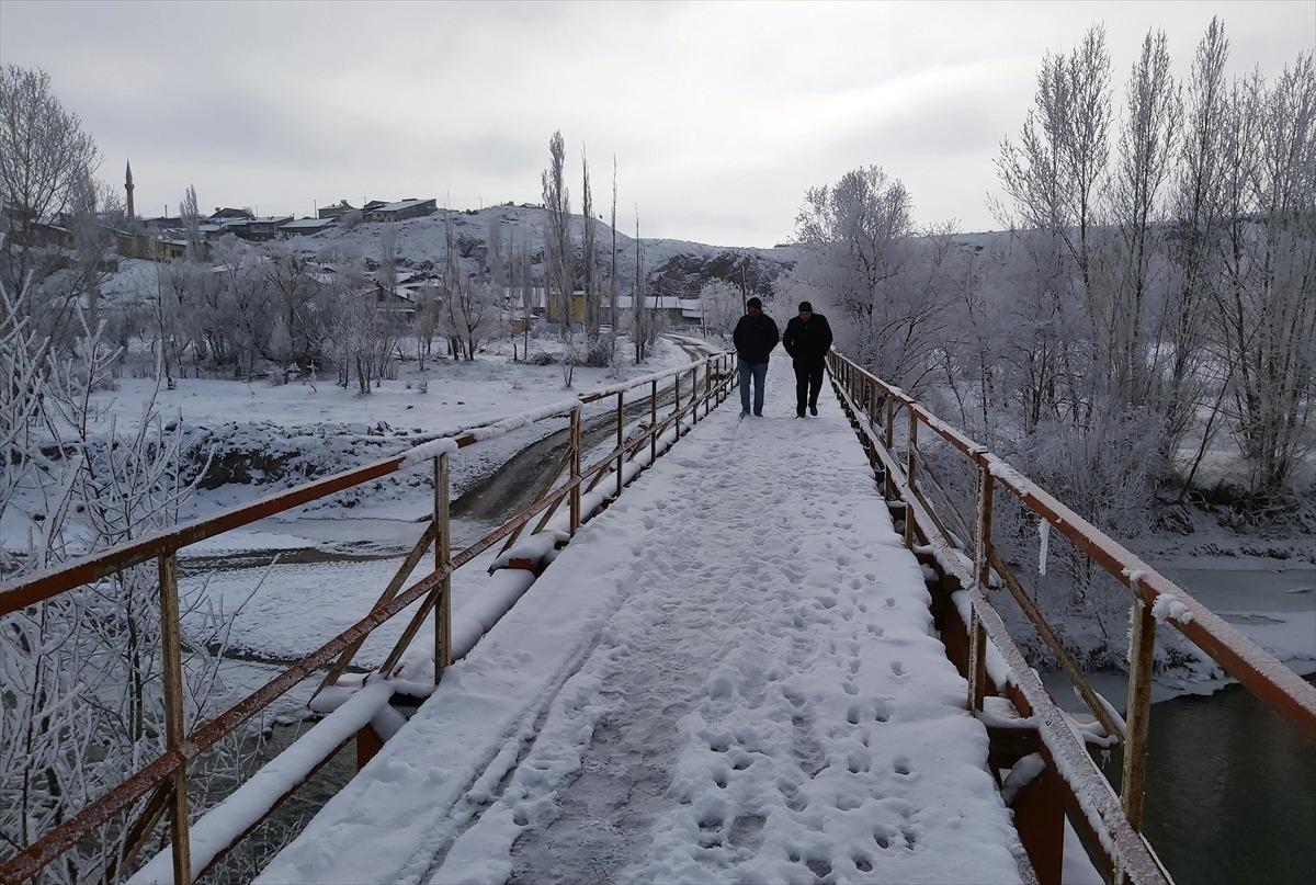 Sivas'taki Hafik G&ouml;l&uuml; buz tuttu