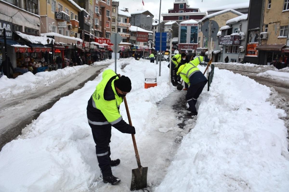 Kar temizliği i&ccedil;in t&uuml;m ekipler seferber oldu