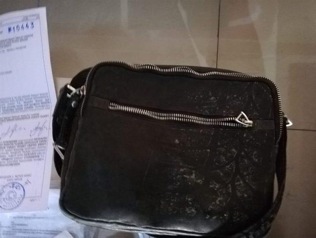 Polis ekipleri tarafından kaldırımda bulunan çanta sahibine teslim edildi