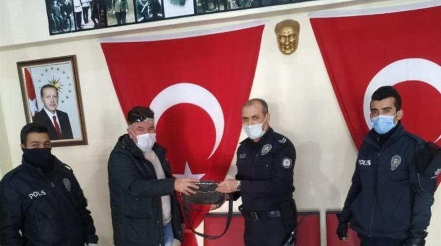 Polis ekipleri tarafından kaldırımda bulunan &ccedil;anta sahibine teslim edildi