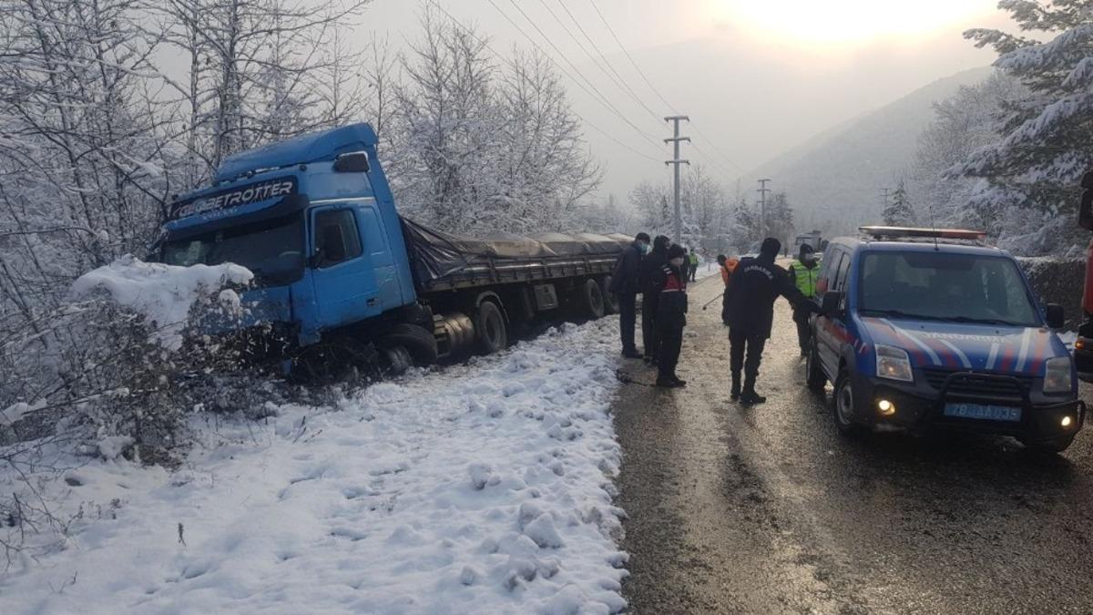 Karab&uuml;k&rsquo;te kar yağışı etkili oldu, kazalar ardı sıra geldi