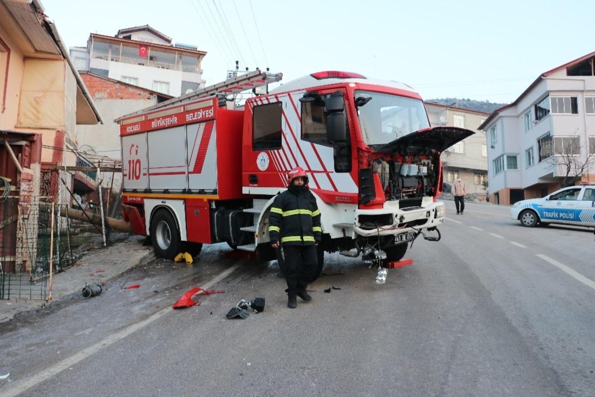 Kazaya yardıma giden itfaiye aracı buzlu yolda kontrolden &ccedil;ıktı