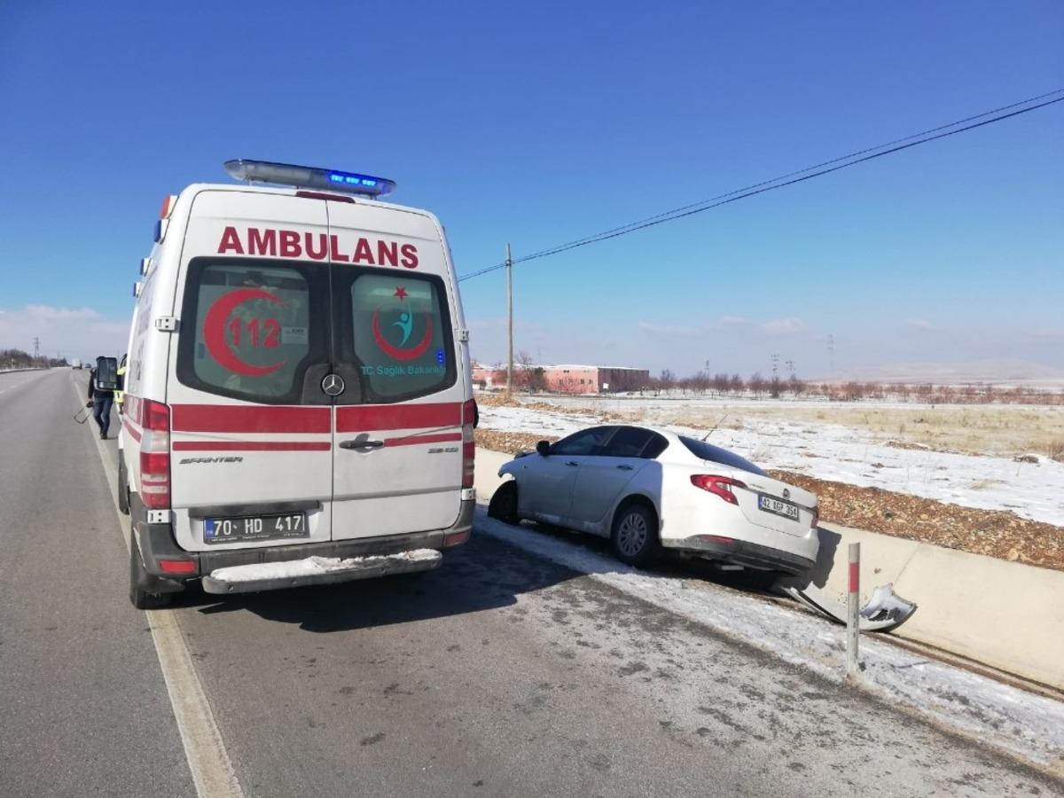 Lastiği patlayan otomobildekiler kazayı sıyrıklarla atlattı