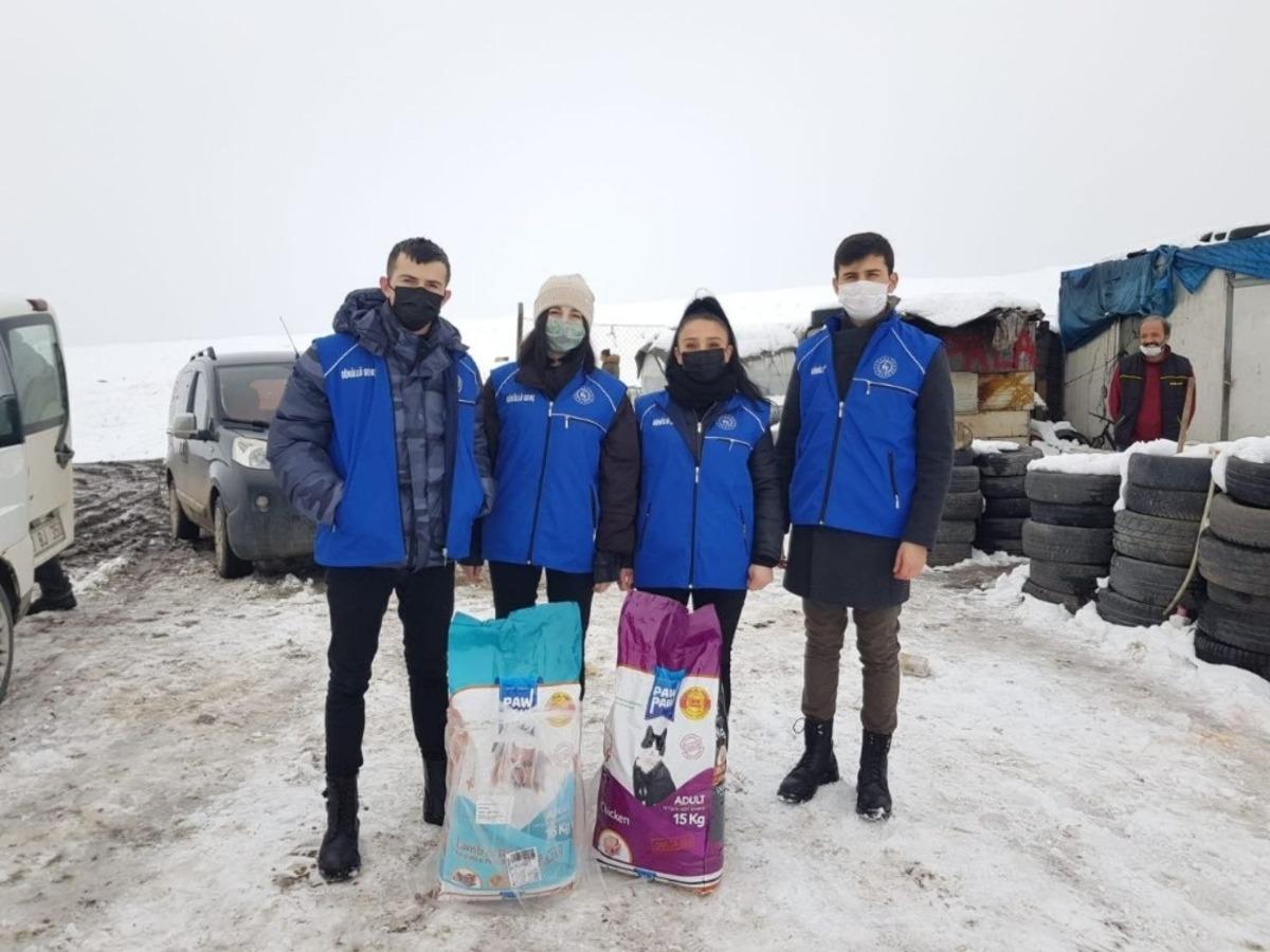 Bu il&ccedil;ede yaban ve sokak hayvanlarına yarım ton mama dağıtıldı