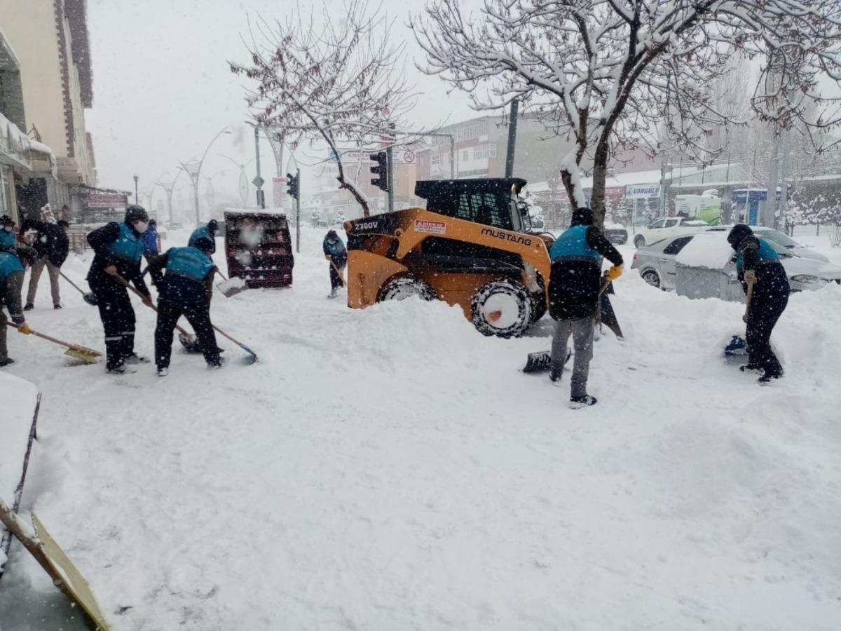 &Ccedil;aldıran&rsquo;da kapanan yollar tek tek a&ccedil;ılıyor