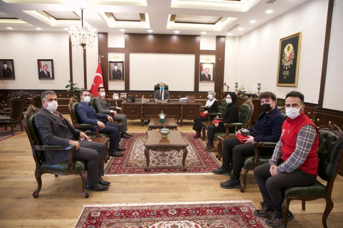 Vali Erkaya Yırık, dereceye giren gen&ccedil;lere &ouml;d&uuml;llerini verdi