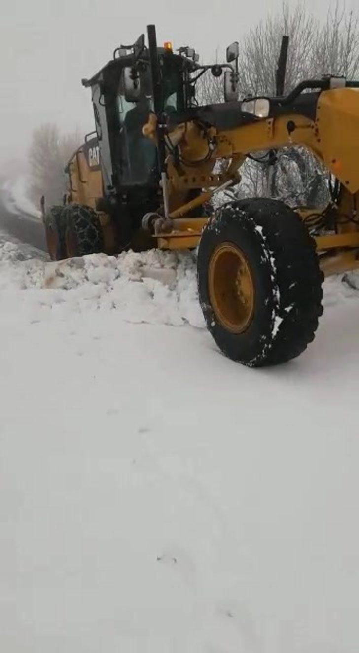 Gercüş’te kar yağışı hayatı durma noktasına getirdi G3