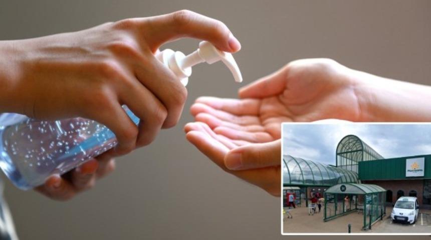 Gençlerden olmayacak şaka! Dezenfektan şişesine yapıştırıcı koyup ikram ettiler