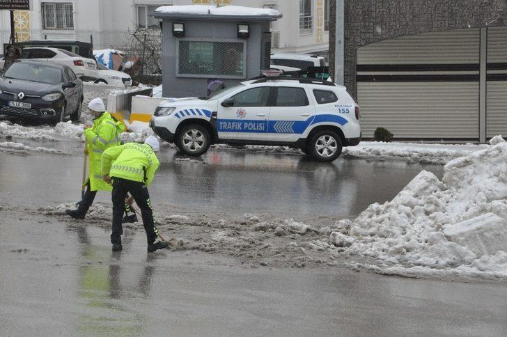 Polisler ellerine kürek aldı, yolda biriken kar birikintilerini temizledi G2