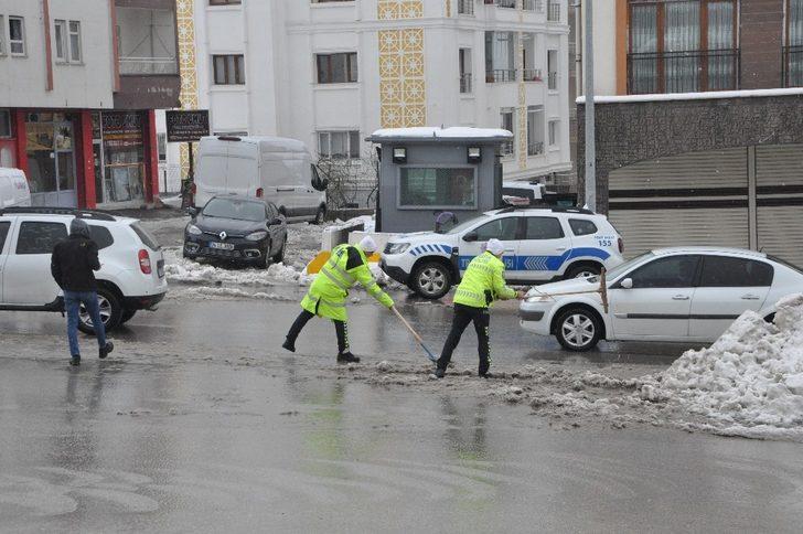 Polisler ellerine kürek aldı, yolda biriken kar birikintilerini temizledi G3