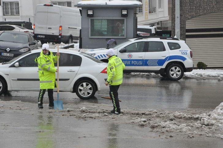 Polisler ellerine kürek aldı, yolda biriken kar birikintilerini temizledi G4