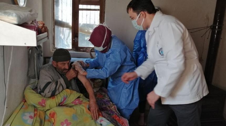 90 yaşındaki vatandaşlara aşılama başladı