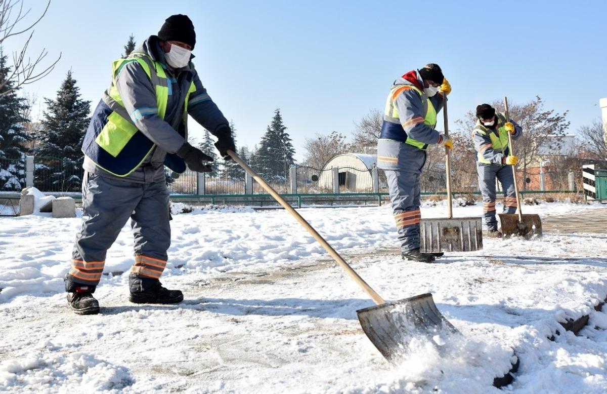 Kırsal ve merkezde kar ile m&uuml;cadele s&uuml;r&uuml;yor
