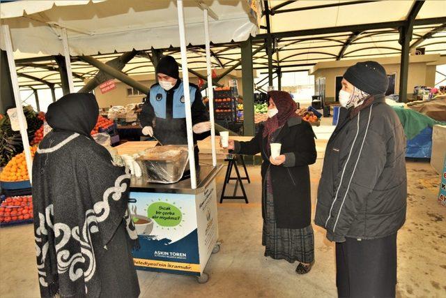 Pazar alanında esnaf ve vatandaşa çorba ikramı