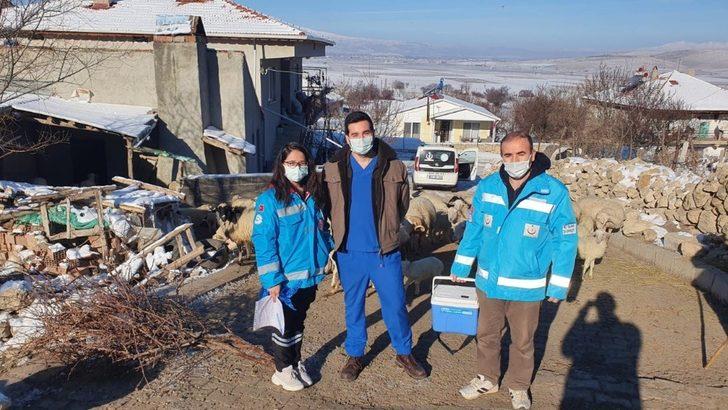 Şuhut’ta 90 yaş üstü vatandaşlara korona virüs aşısı vurulmaya başlandı G3