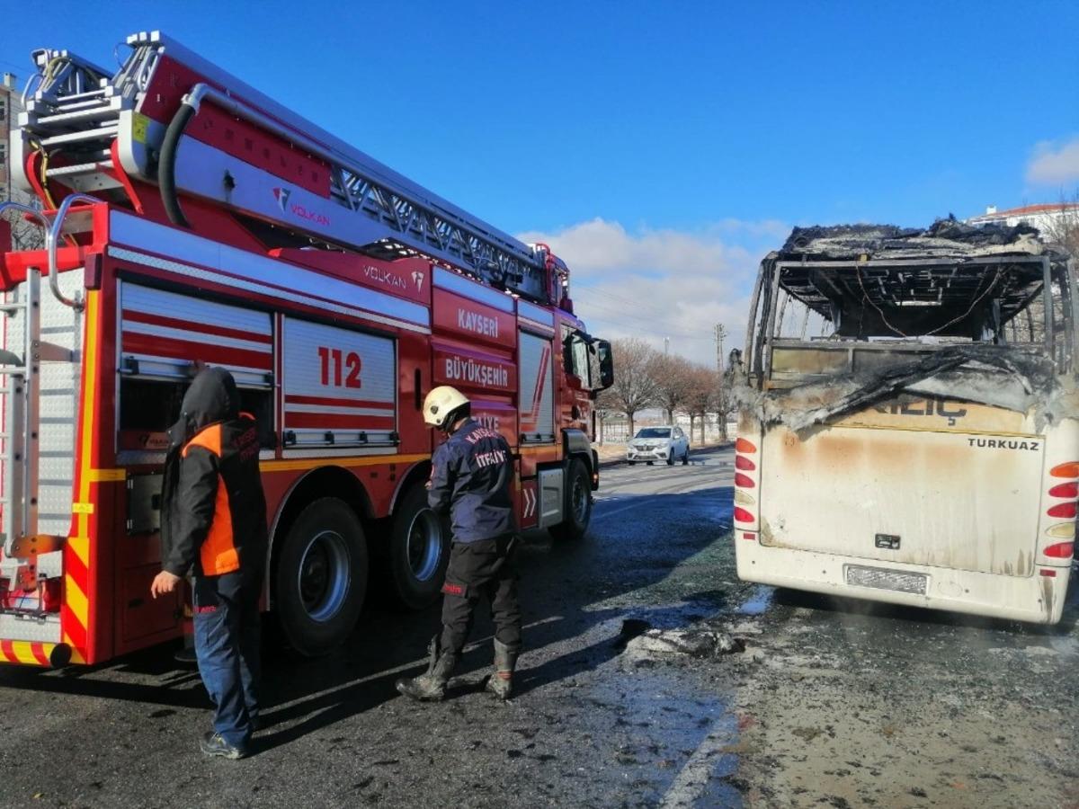 Seyir halindeyken yanmaya başlayan iş&ccedil;i servisi k&uuml;le d&ouml;nd&uuml;