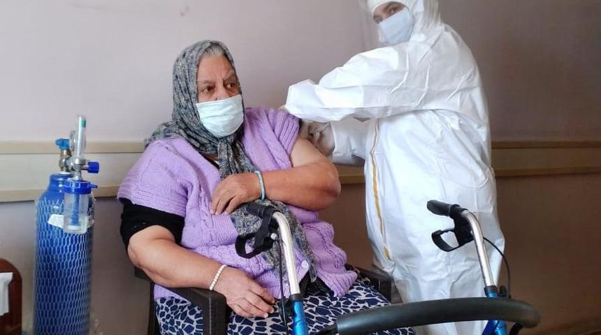 Söke’de Huzur Evi’nde kalan yaşlılar ile 90 yaş üzeri vatandaşlar aşılanıyor