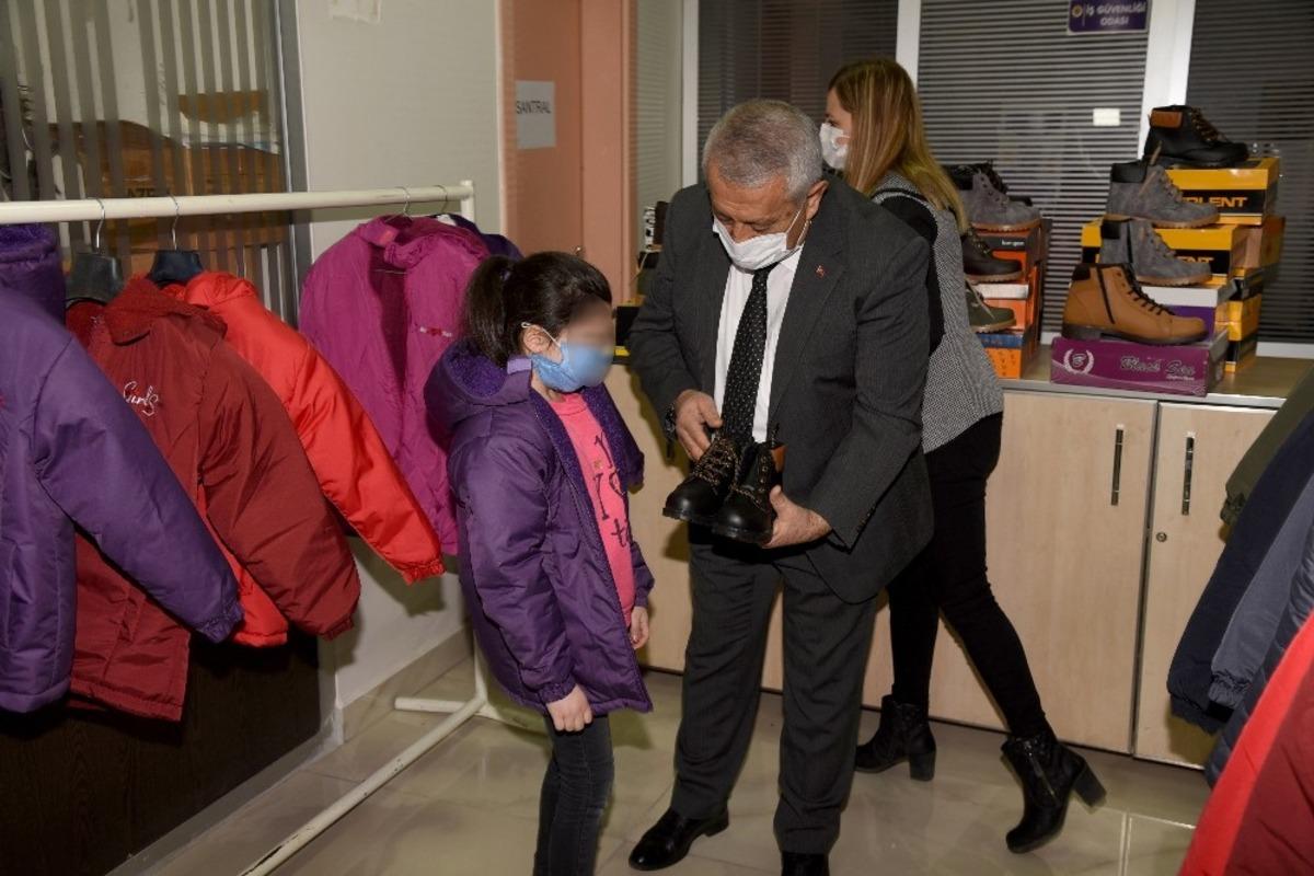 Yetim ve &ouml;ks&uuml;z &ccedil;ocuklar &uuml;ş&uuml;mesin diye mont ve bot yardımı yapıldı