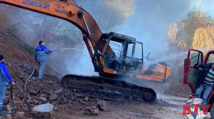 Belediyeye ait iş makinesi yandı