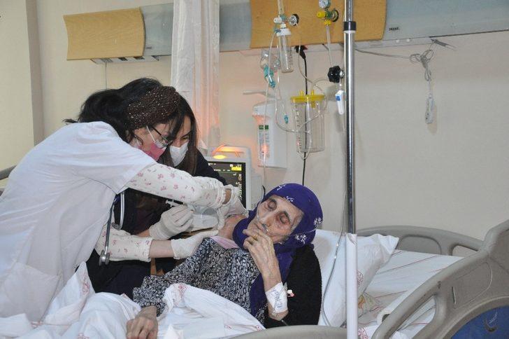 Şırnak’ta 90 yaş ve üzeri vatandaşlar için evde aşı yapılmasına başlandı G3