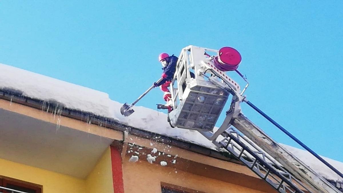 Belediyeden kar k&uuml;tlesi ve sarkıt uyarısı