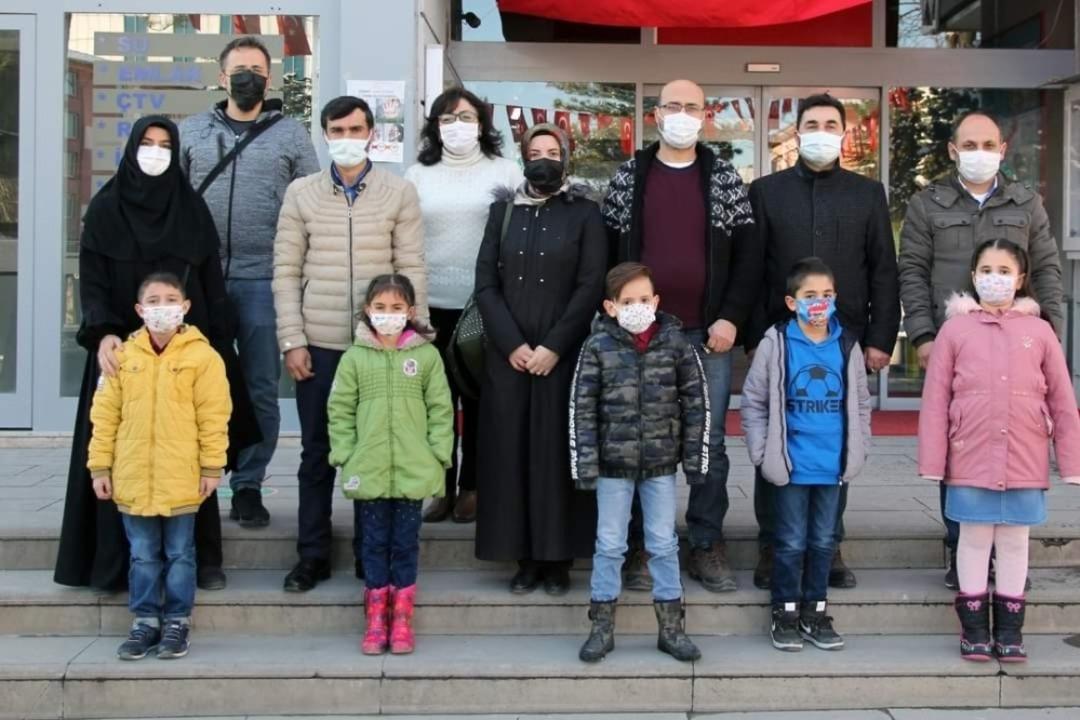 &Ouml;ğrenciler işaret dili ile korona vir&uuml;se karşı uyardı