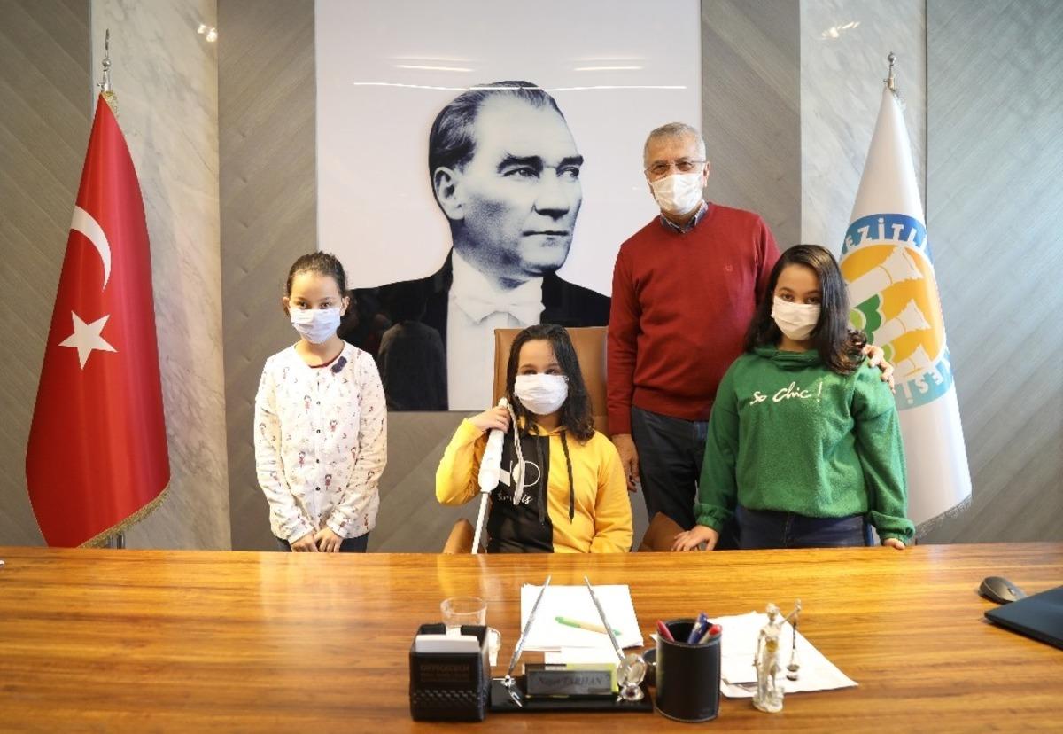 Başkan Tarhan, Beyaz Baston Haftasında g&ouml;rme engelli Ecrin&rsquo;i konuk etti