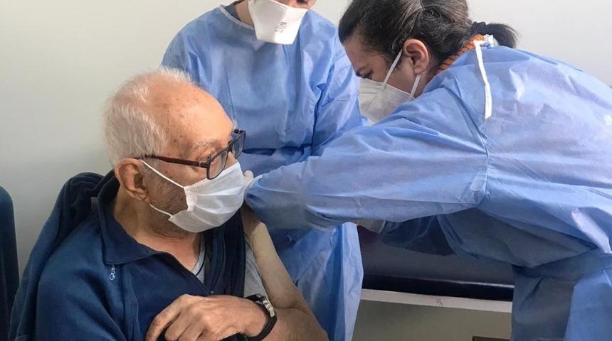 Marmaris Belediyesi Huzurevi sakinleri aşılandı