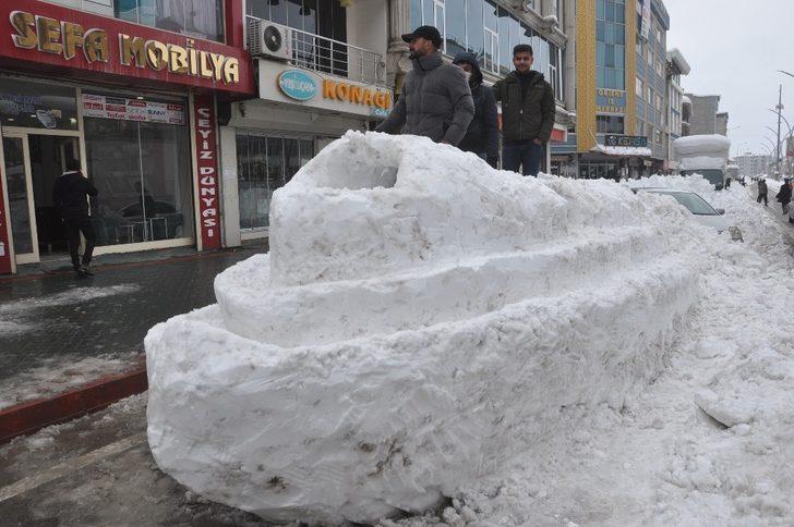 Yüksekova’da yapılan kardan ‘Titanik’ gemisine yoğun ilgi G2