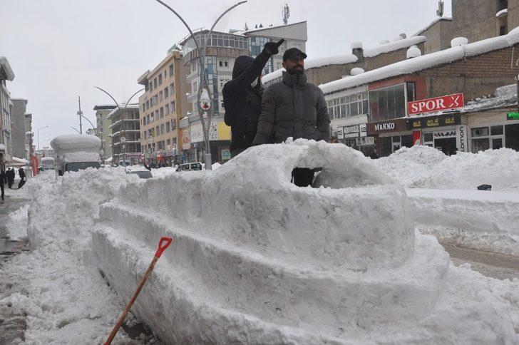 Yüksekova’da yapılan kardan ‘Titanik’ gemisine yoğun ilgi G3